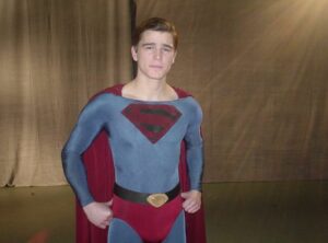 josh harnett en costume de superman